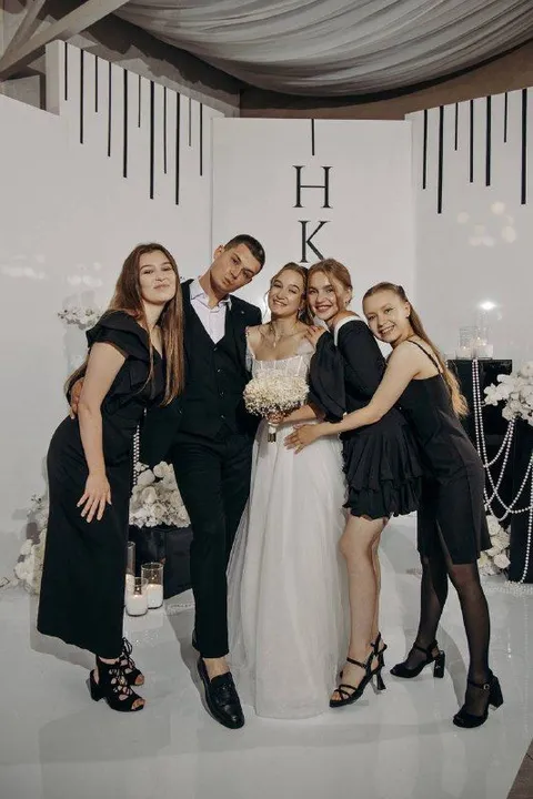 Вера с невестой, женихом и подругами невесты на свадьбе